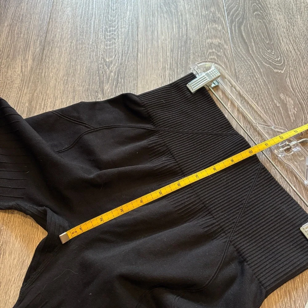 HALARA Soft Seamless Flow Ribbed High Waisted Tummy Control Yoga 7/8 Leggings - Picture 7 of 8